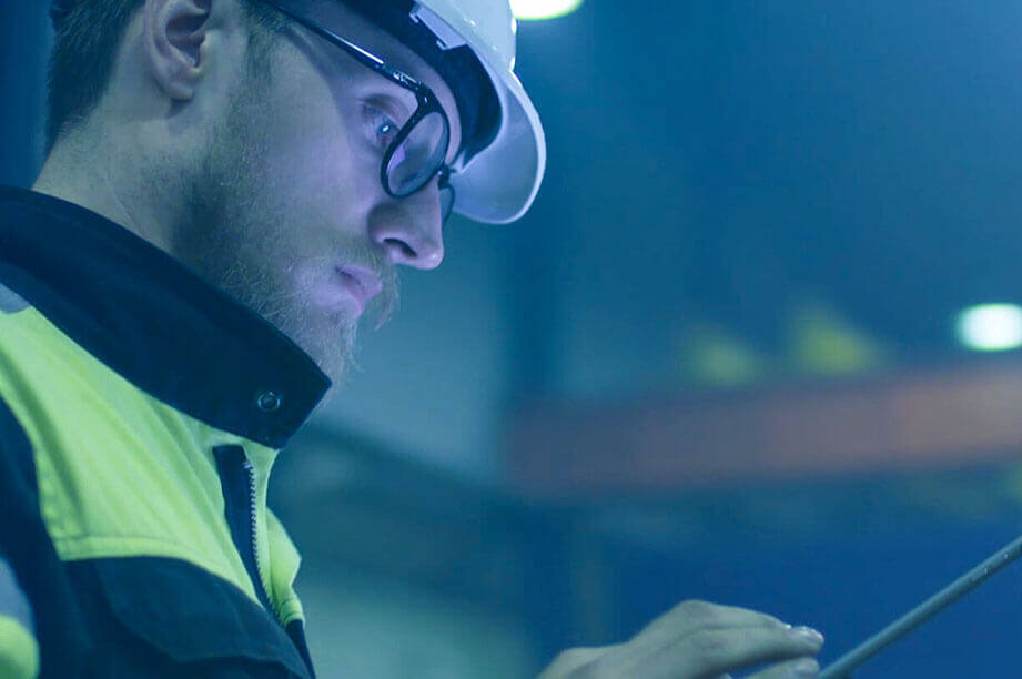 An engineer holds a tablet with Augmented Reality by TeamViewer installed.