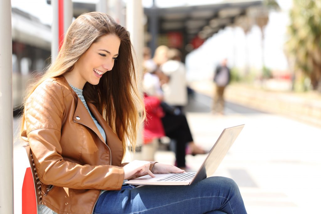 young girl using TeamViewer WOL to turn on a laptop remotely