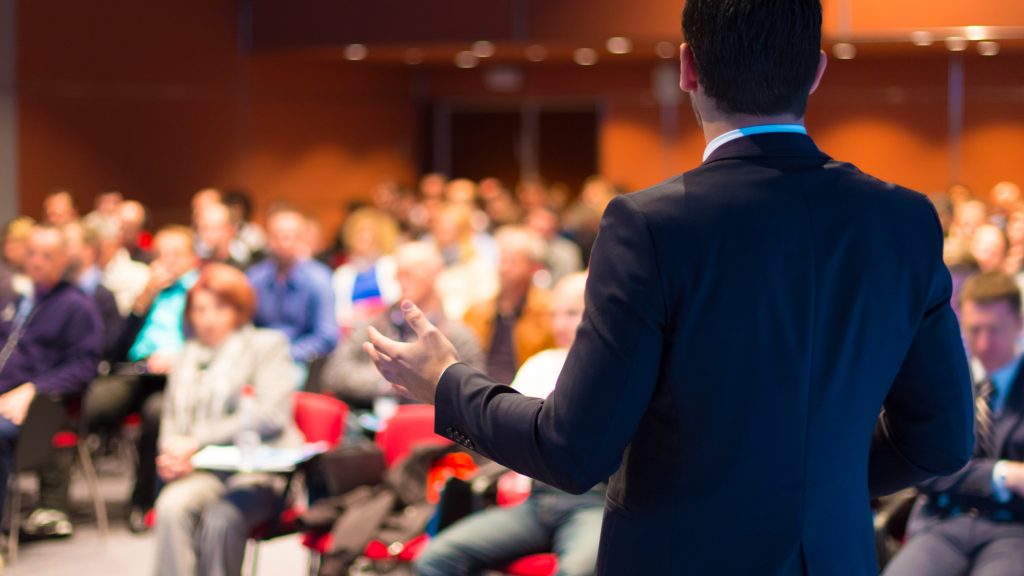 Бизнесмен произносит речь во время вебинара или онлайн-конференции