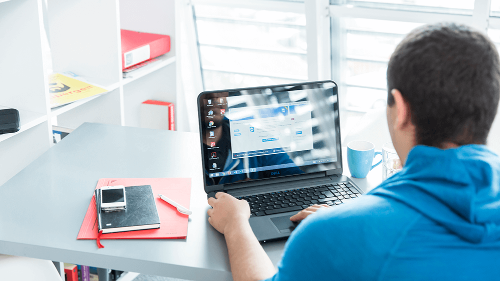Hombre trabajando desde casa con TeamViewer Remote Desktop Windows 10