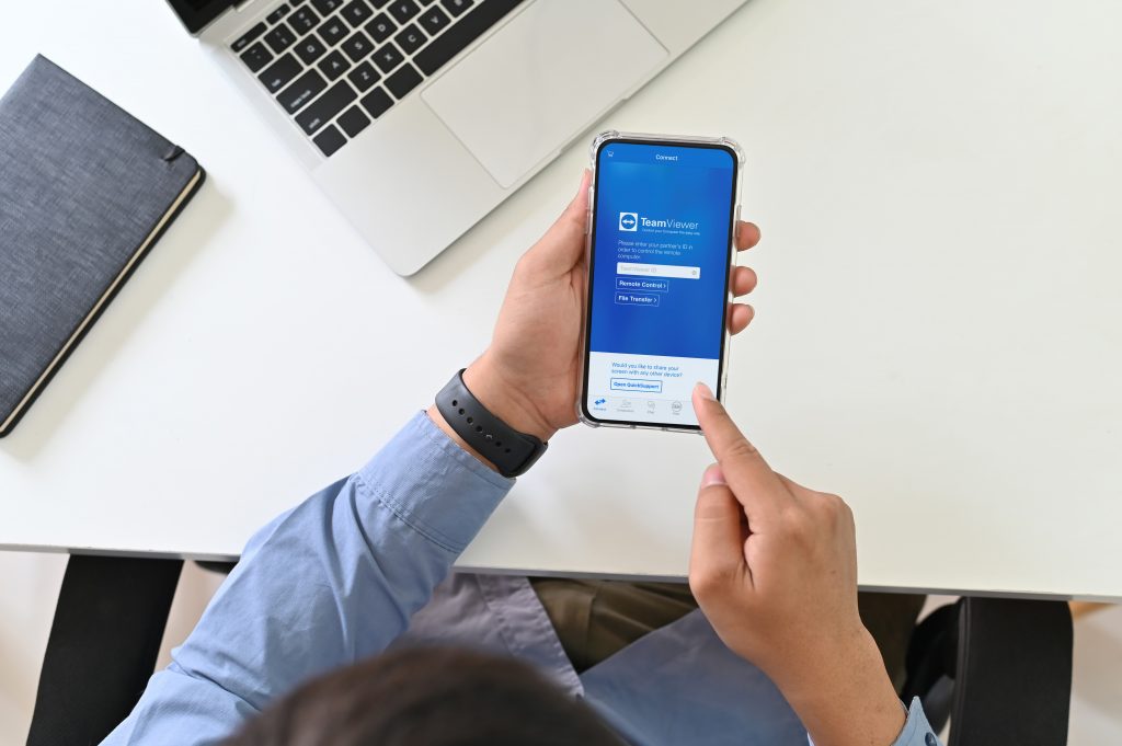 man using TeamViewer QuickSupport on iphone ios